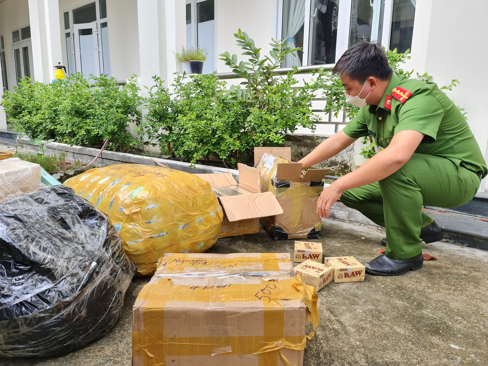 B&iacute; mật trong kho h&agrave;ng của người đ&agrave;n &ocirc;ng chuy&ecirc;n nhận đồ chuyển ph&aacute;t - Ảnh 2.