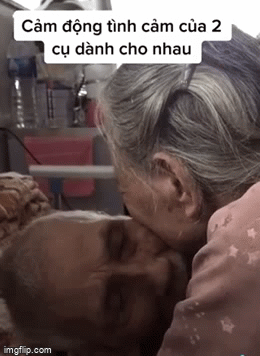 Cụ bà ôm ghì cụ ông phút cuối đời trên giường bệnh: Cố khoẻ về nhà với tôi nhé - Ảnh 1. Cụ bà ôm ghì cụ ông phút cuối đời trên giường bệnh: Cố khoẻ về nhà với tôi nhé - Ảnh 1.