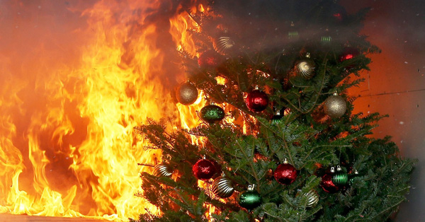 Cây thông Noel ngùn ngụt bốc cháy, cảnh báo nguy cơ và cách phòng tránh khi mùa Noel đang tới