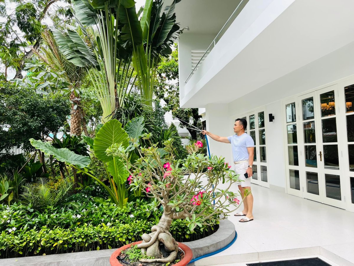 Chi Bảo chăm vườn trong villa 1.600 m2 - Ảnh 1.