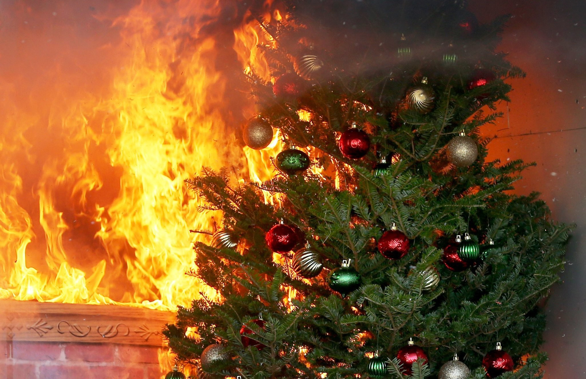 Cây thông Noel ngùn ngụt bốc cháy, cảnh báo nguy cơ và cách phòng tránh trong gia đình mùa Noel đang tới - Ảnh 2.