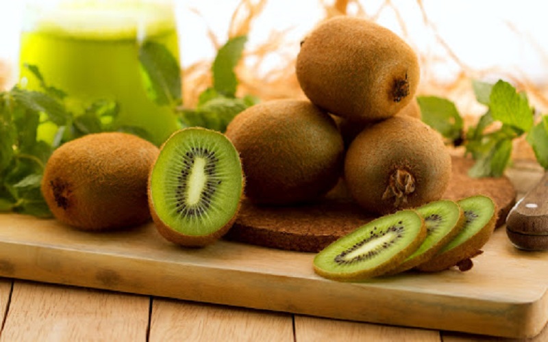 Kiwi xanh cuối mùa quả to đều, ngọt, thơm mà giá rẻ giật mình - Ảnh 1. Kiwi xanh cuối mùa quả to đều, ngọt, thơm mà giá rẻ giật mình - Ảnh 1.