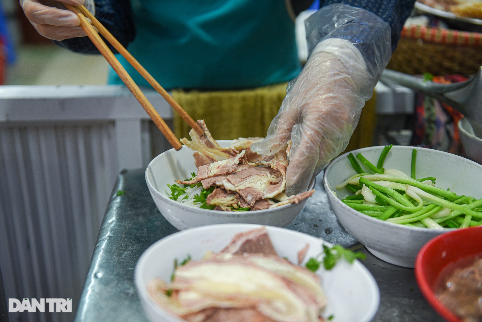 Lạ lùng quán phở 'Sướng', 30 năm bán 'đắt xắt ra miếng' ở Hà Nội - Ảnh 6.