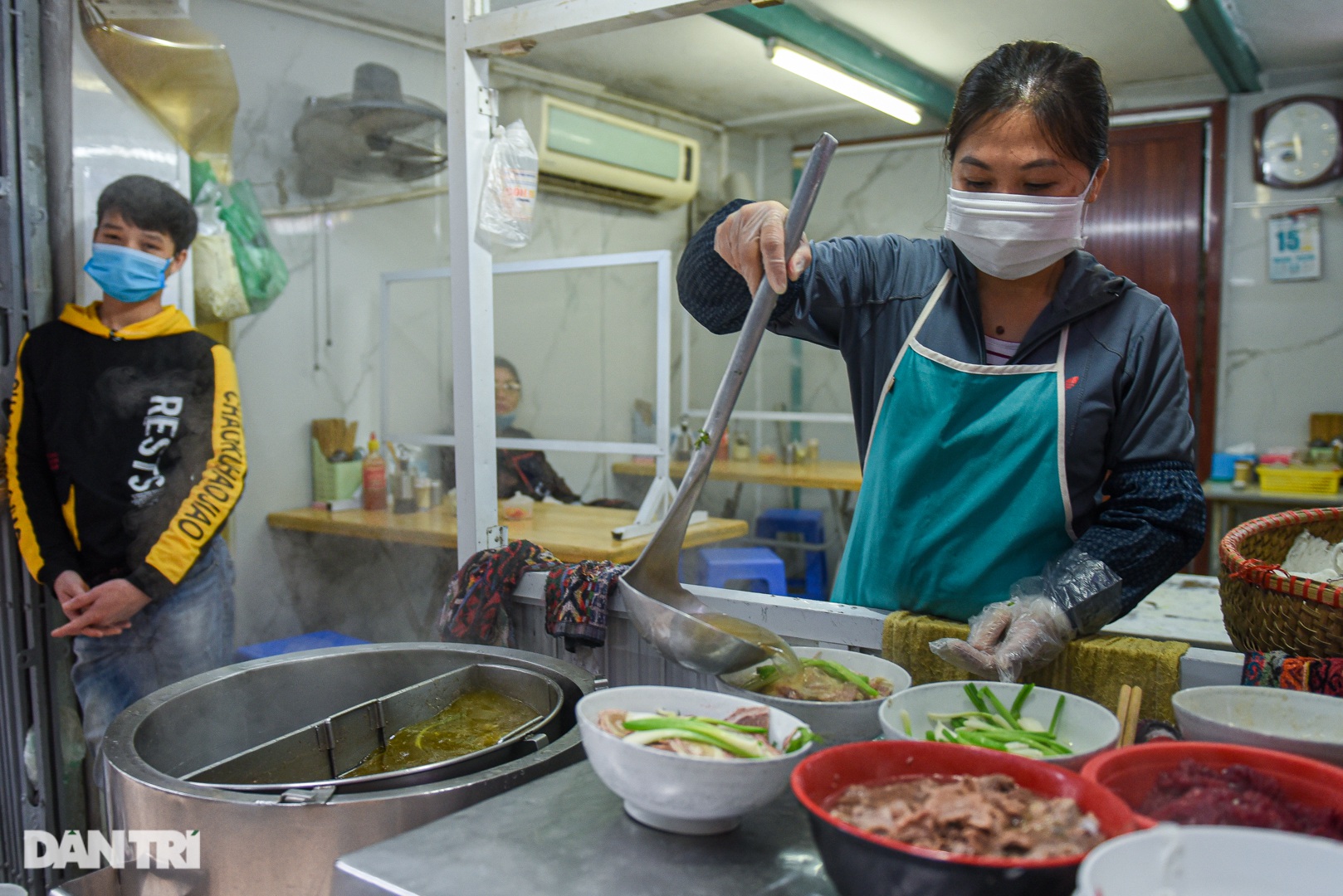 Lạ lùng quán phở 'Sướng', 30 năm bán 'đắt xắt ra miếng' ở Hà Nội - Ảnh 13.