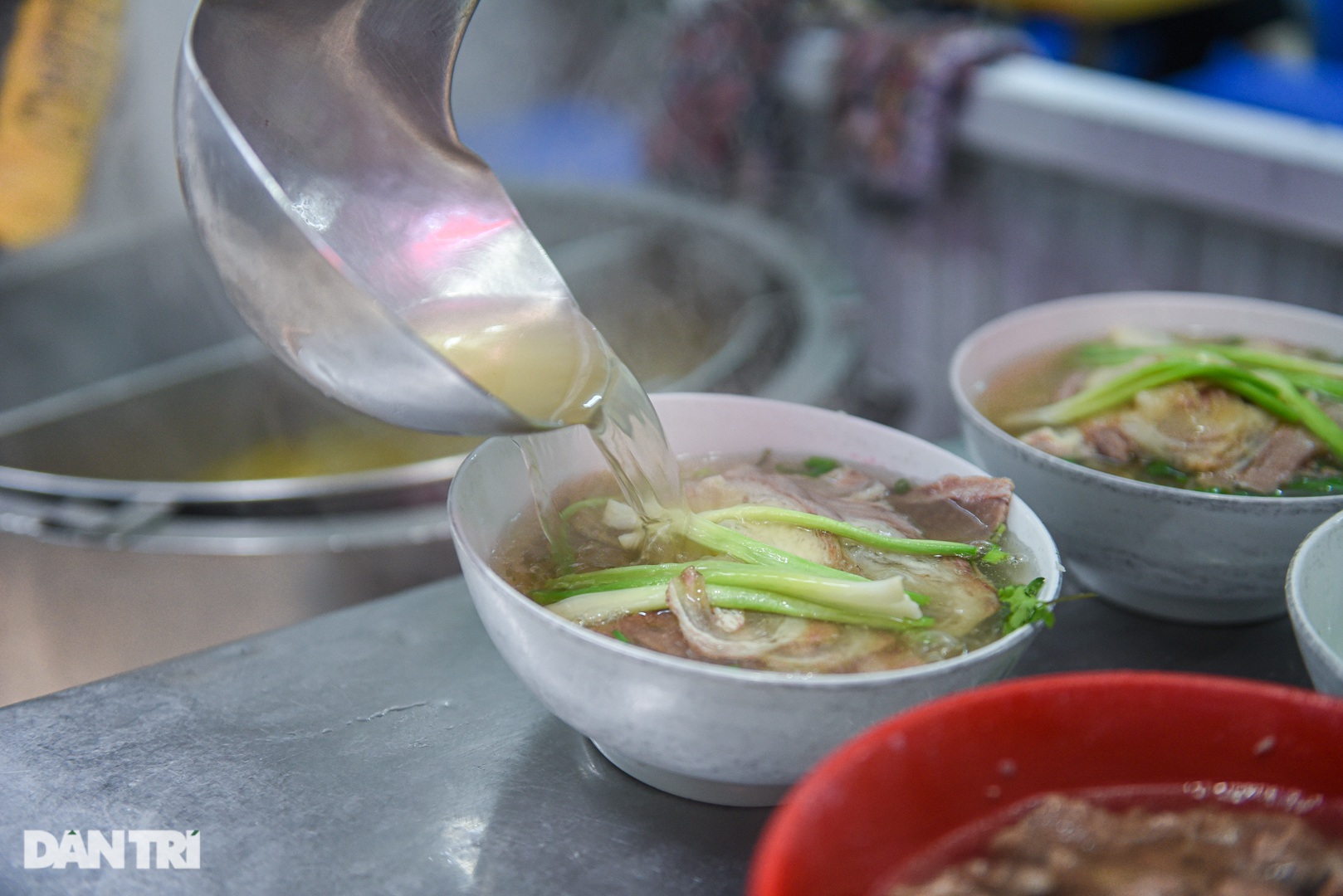 Lạ lùng quán phở 'Sướng', 30 năm bán 'đắt xắt ra miếng' ở Hà Nội - Ảnh 4.