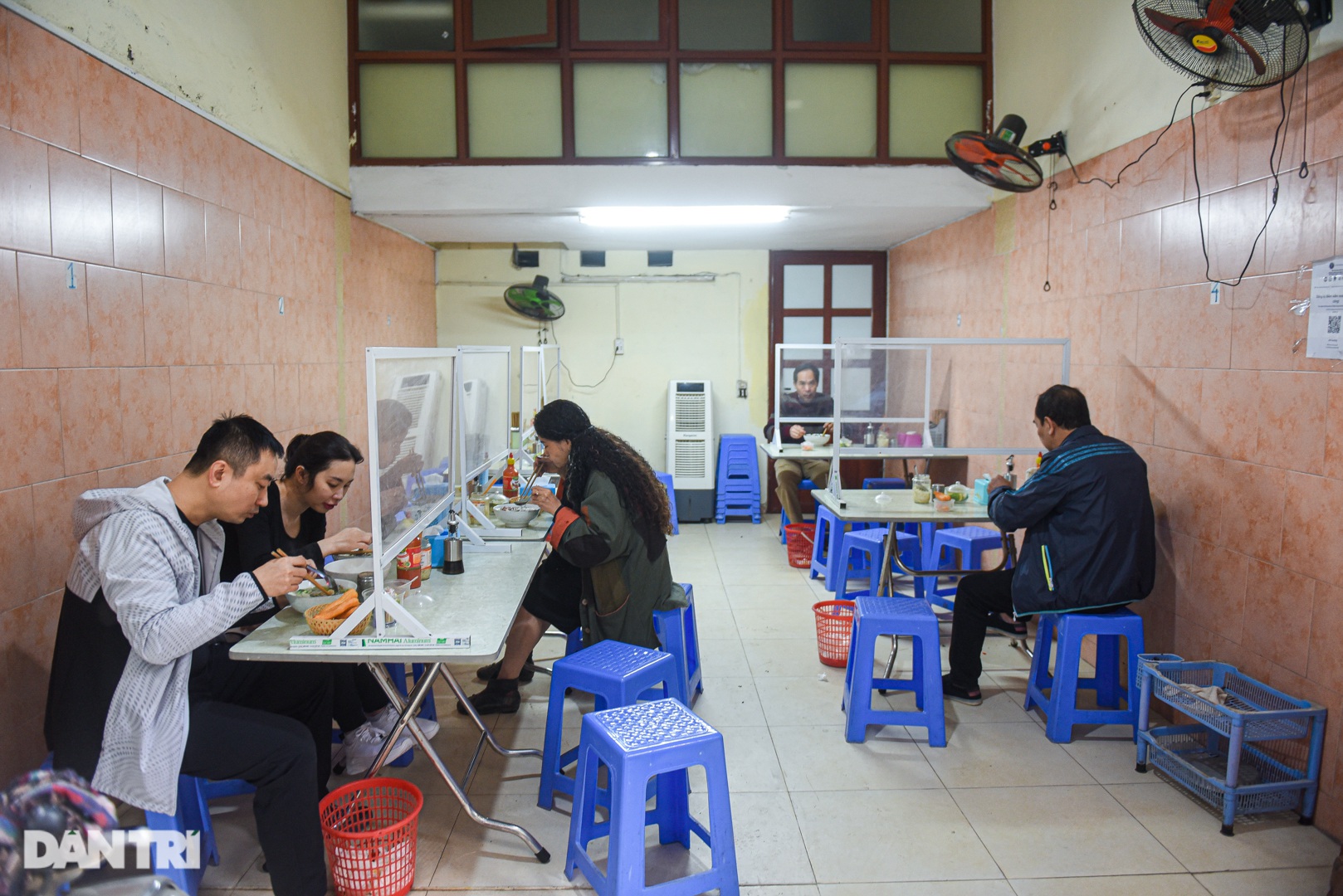 Lạ lùng quán phở 'Sướng', 30 năm bán 'đắt xắt ra miếng' ở Hà Nội - Ảnh 8.
