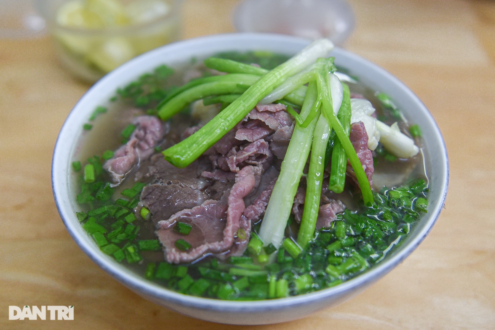 Lạ lùng quán phở 'Sướng', 30 năm bán 'đắt xắt ra miếng' ở Hà Nội - Ảnh 12.