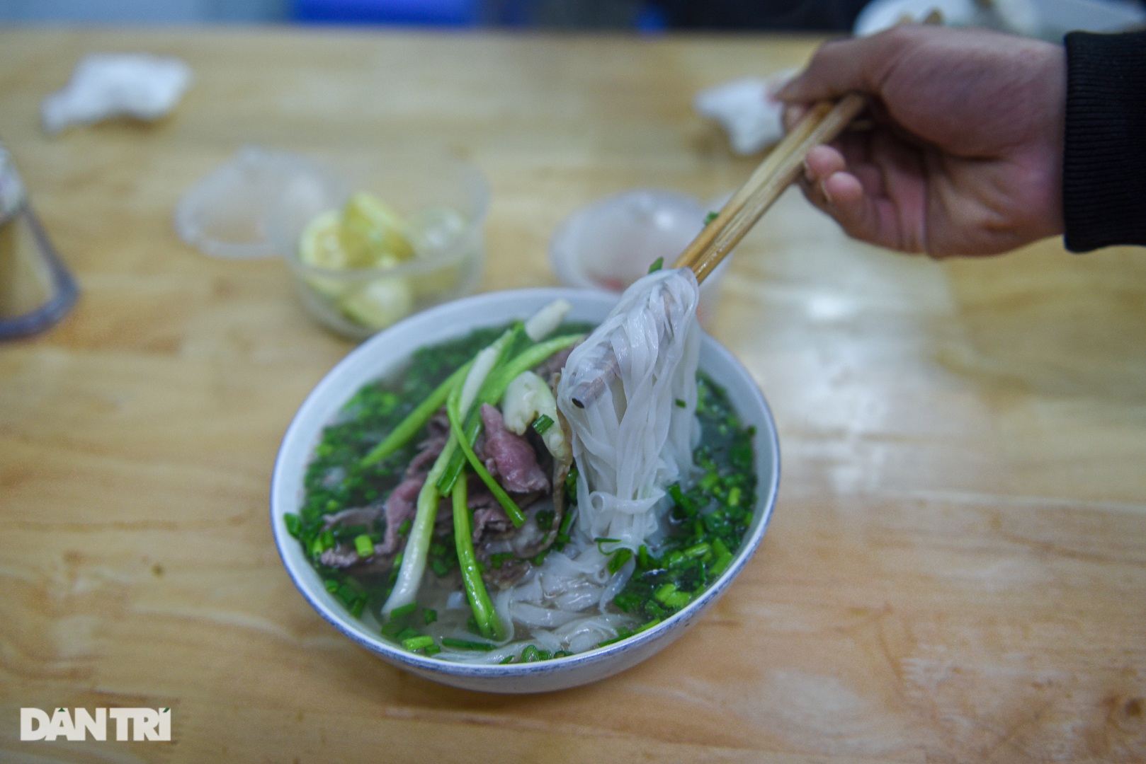 Lạ lùng quán phở 'Sướng', 30 năm bán 'đắt xắt ra miếng' ở Hà Nội - Ảnh 1.