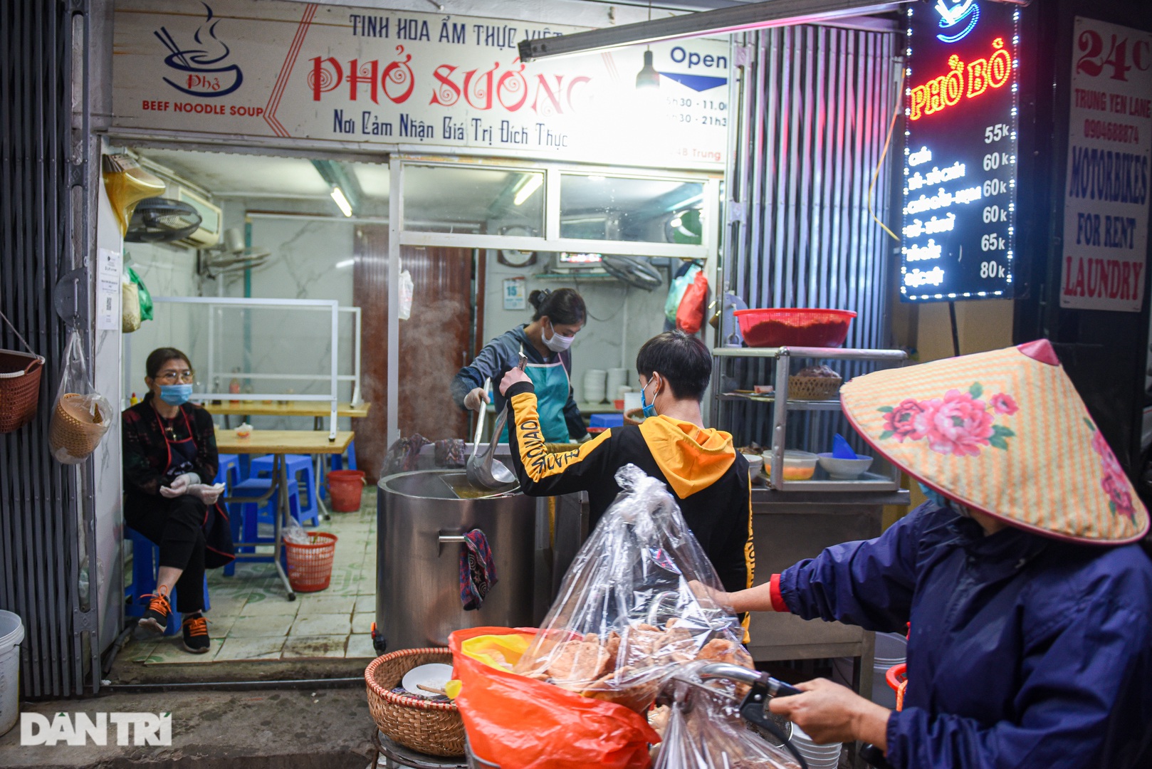 Lạ lùng quán phở 'Sướng', 30 năm bán 'đắt xắt ra miếng' ở Hà Nội - Ảnh 3.