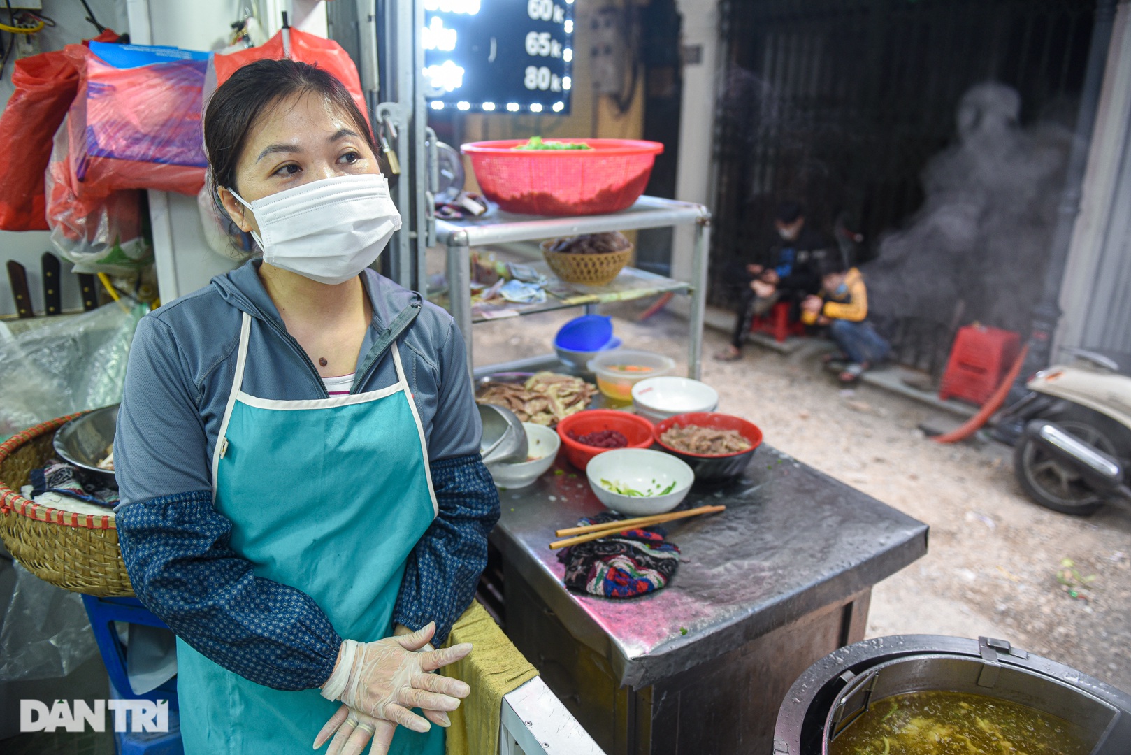 Lạ lùng quán phở 'Sướng', 30 năm bán 'đắt xắt ra miếng' ở Hà Nội - Ảnh 9.