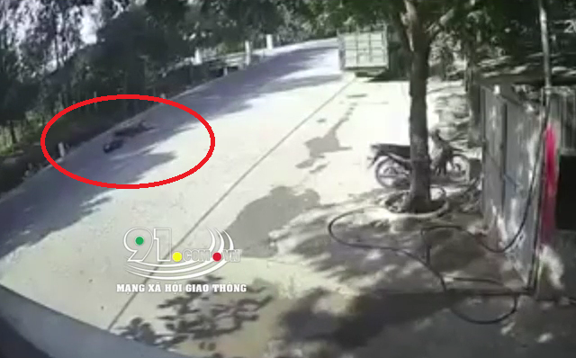 Ô tô lao tốc độ kinh hoàng đâm người xe máy tử vong: Những giây sau đó gây phẫn nộ lớn - Ảnh 1. Ô tô lao tốc độ kinh hoàng đâm người xe máy tử vong: Những giây sau đó gây phẫn nộ lớn - Ảnh 1.