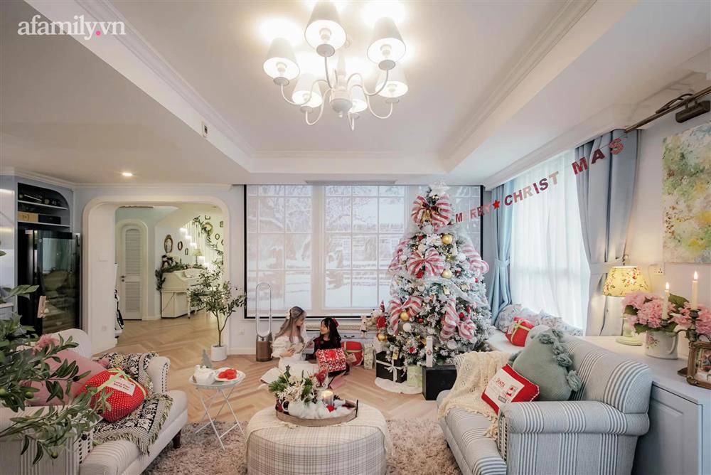 Trang trí nhà Giáng sinh: Cây thông giá 20 triệu cùng bàn tiệc hoành tráng, đồ decor thôi cũng đã 15 triệu của mẹ Sài Gòn - Ảnh 1.