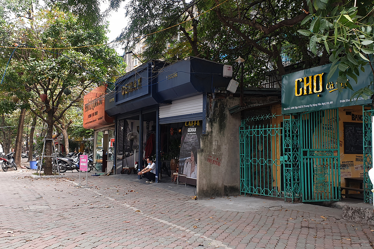 Hàng loạt cửa hàng ăn uống vùng cam của Hà Nội chọn cách đóng cửa khi chỉ được &quot;bán mang về&quot; - Ảnh 1.
