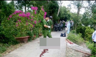 Ch&eacute;m h&agrave;ng x&oacute;m tử vong tại chỗ rồi v&aacute;c dao rời khỏi hiện trường - Ảnh 1.