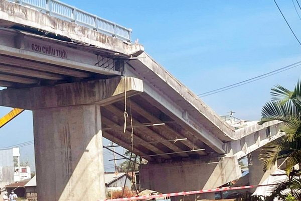 Cầu 54 tỷ đồng bất ngờ sập nhịp dẫn - Ảnh 1.