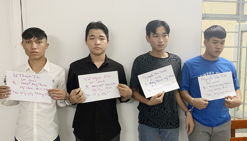 CLIP: Nh&oacute;m thanh ni&ecirc;n đ&aacute;nh d&atilde; man c&ocirc; g&aacute;i tại qu&aacute;n ốc - Ảnh 2.