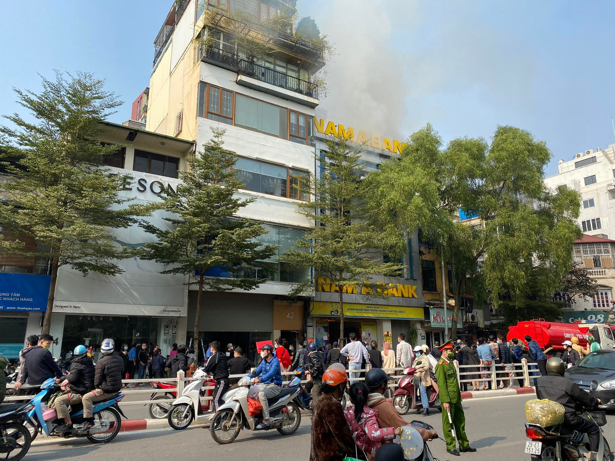 Hà Nội: Cháy nhà 2 tầng trên phố Tôn Đức Thắng, lan sang một ngân hàng - Ảnh 2.