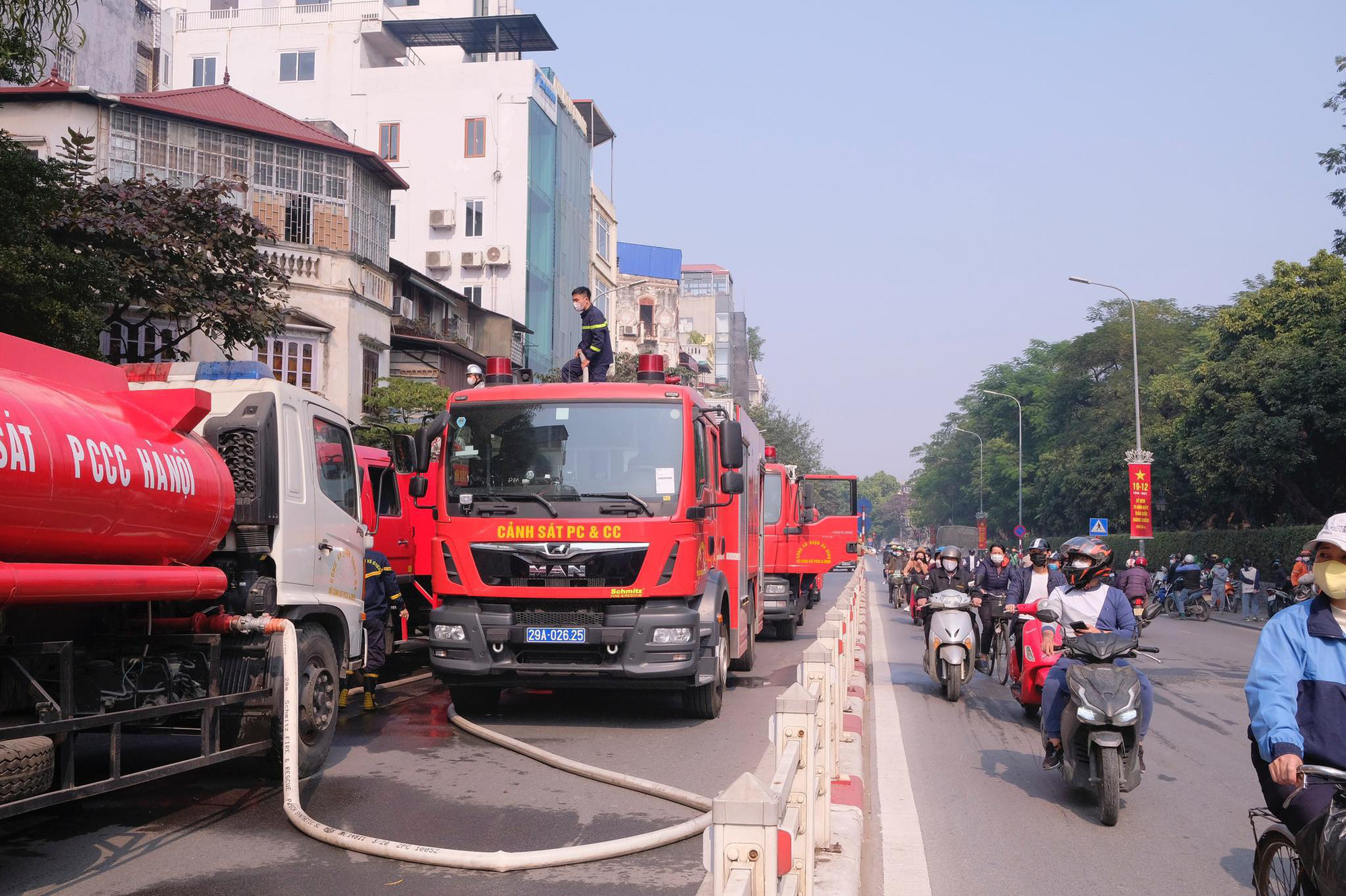Hà Nội: Cháy nhà 2 tầng trên phố Tôn Đức Thắng, lan sang một ngân hàng - Ảnh 3.