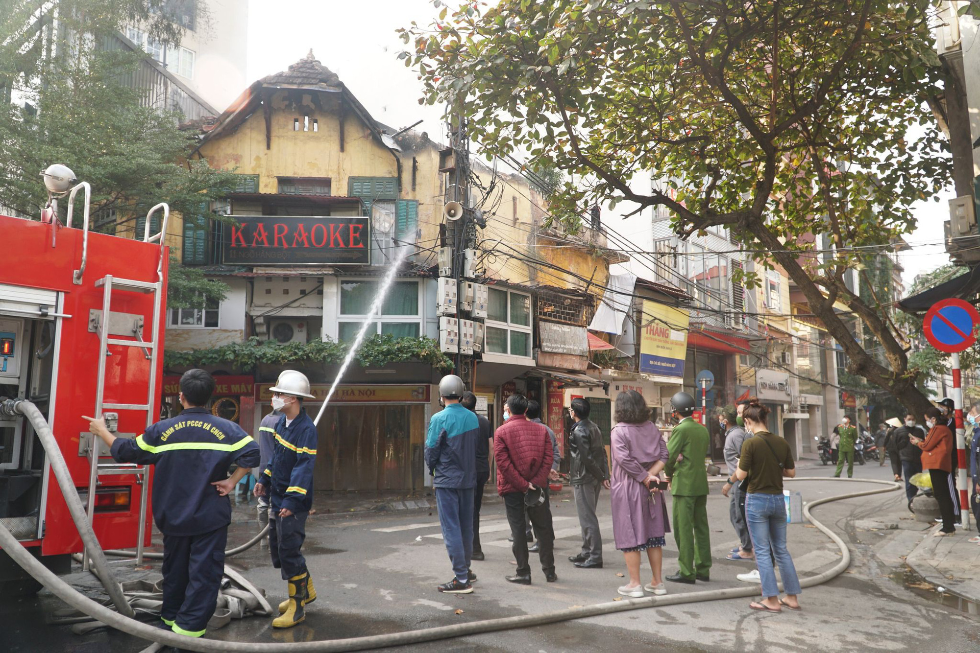 Hà Nội: Cháy nhà 2 tầng trên phố Tôn Đức Thắng, lan sang một ngân hàng - Ảnh 4.