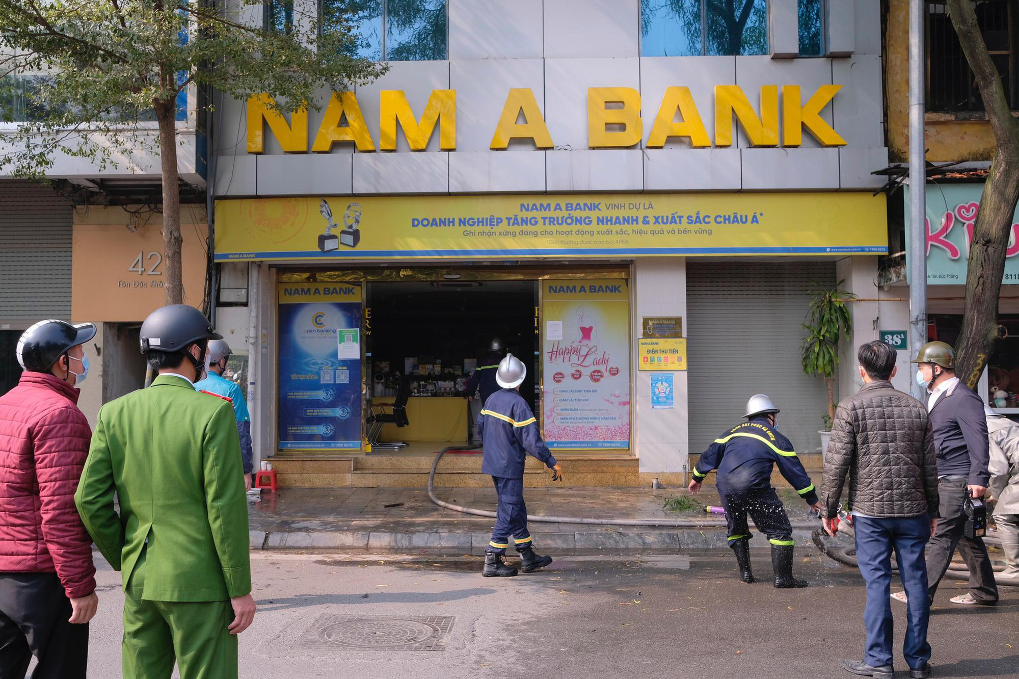 Hà Nội: Cháy nhà 2 tầng trên phố Tôn Đức Thắng, lan sang một ngân hàng - Ảnh 5.