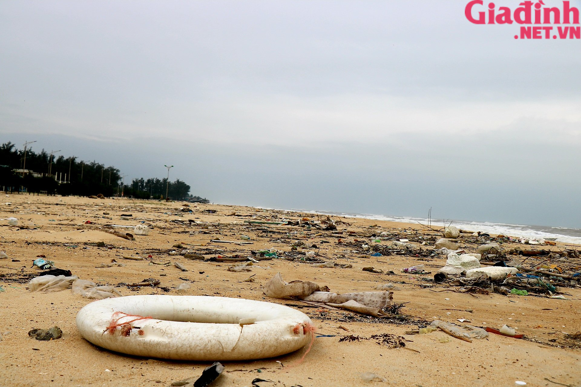 Ảnh: Bãi biển biến thành &quot;bãi rác&quot; sau mưa bão ở Thừa Thiên Huế - Ảnh 9.