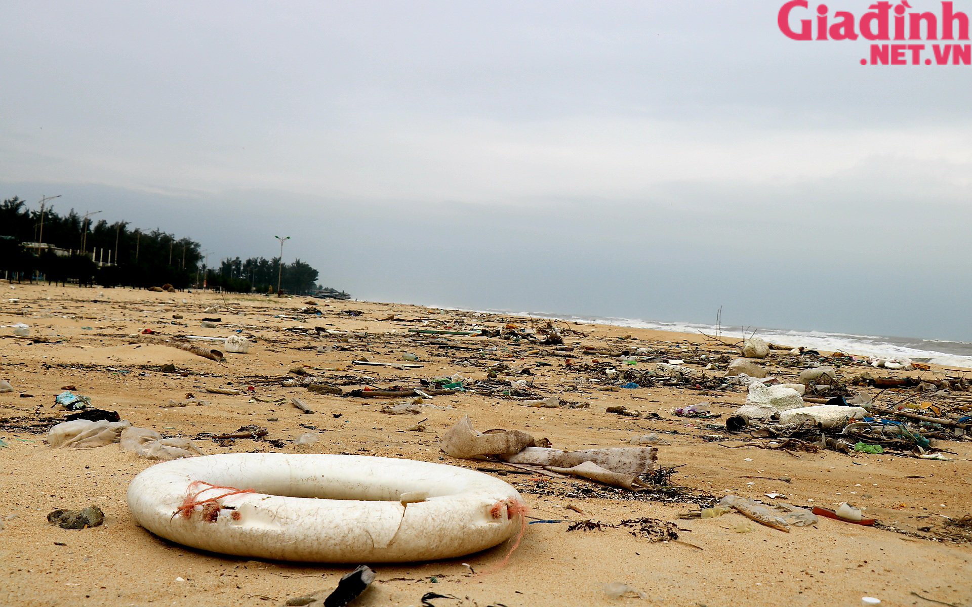 Bãi biển biến thành 'bãi rác' sau mưa bão ở Thừa Thiên Huế