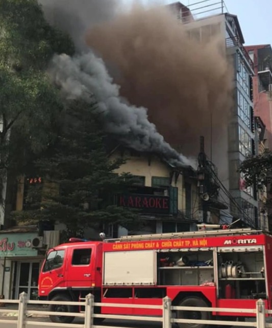Hà Nội: Cháy nhà 2 tầng trên phố Tôn Đức Thắng, lan sang một ngân hàng - Ảnh 1.