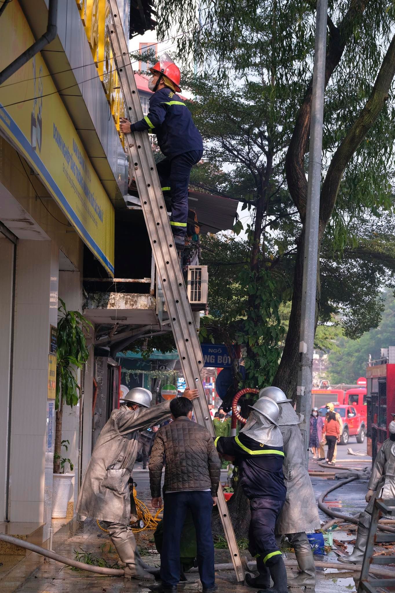 Hà Nội: Cháy nhà 2 tầng trên phố Tôn Đức Thắng, lan sang một ngân hàng - Ảnh 6.