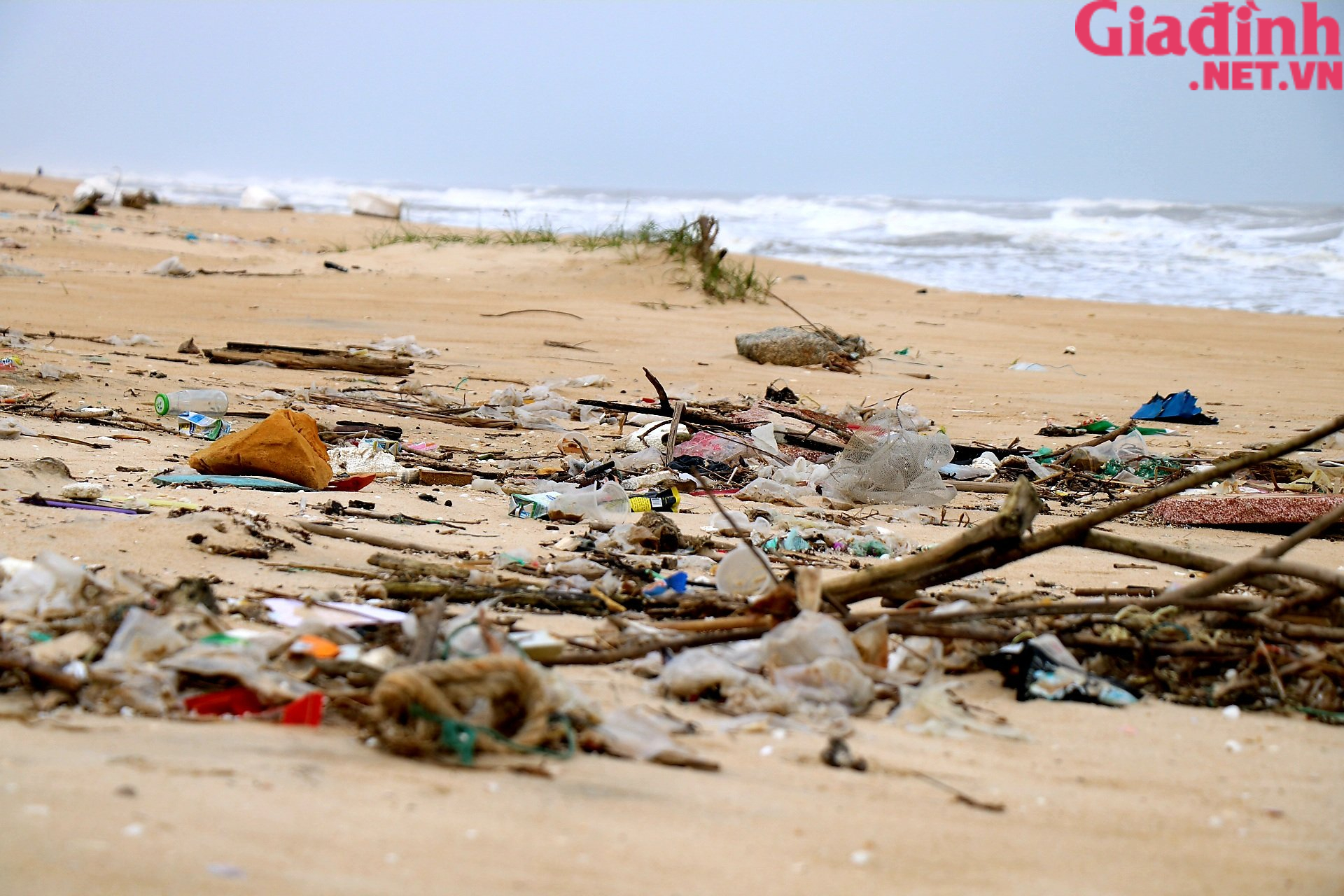 Ảnh: Bãi biển biến thành &quot;bãi rác&quot; sau mưa bão ở Thừa Thiên Huế - Ảnh 8.