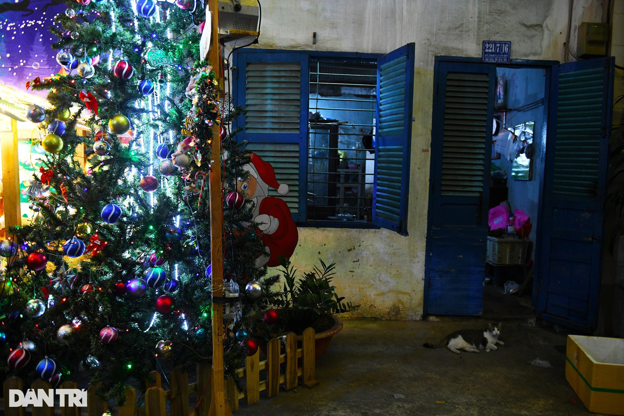 Không khí Noel trầm lắng ở các xóm đạo tại TPHCM - Ảnh 3.