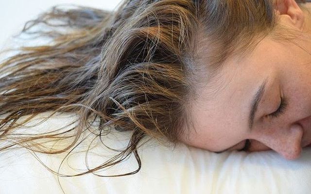 8 thói quen đi ngủ sẽ khiến bạn mệt mỏi và già đi trông thấy