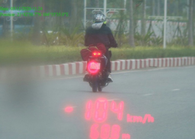 Nam thanh niên chạy xe máy với tốc độ cao để trốn CSGT còn ngang nhiên khoe &quot;chiến tích&quot; và cái kết “hết đường” - Ảnh 2.