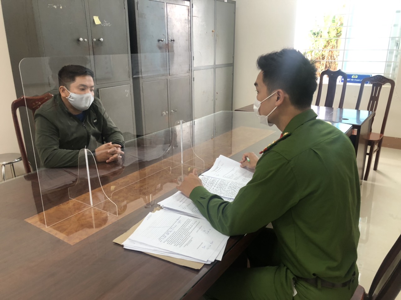 Hứa hẹn ngọt ng&agrave;o, chị em sập bẫy 1 thanh ni&ecirc;n - Ảnh 1.