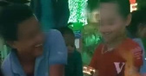 Cho con nhỏ đi nh&agrave; h&agrave;ng, để con th&ograve; tay xuống bắt c&aacute; Koi tiền triệu l&ecirc;n chơi, th&aacute;i độ của phụ huynh c&agrave;ng g&acirc;y bức x&uacute;c