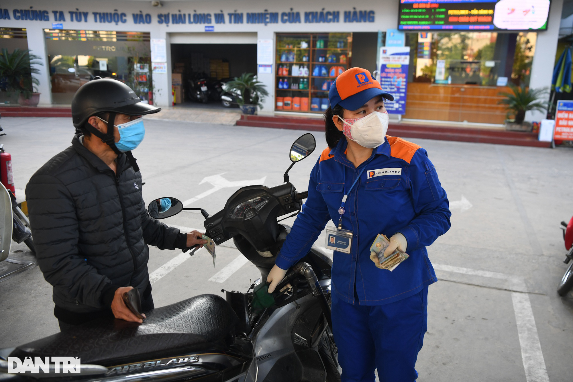 Gi&aacute; xăng dầu đồng loạt tăng từ chiều nay - Ảnh 1.