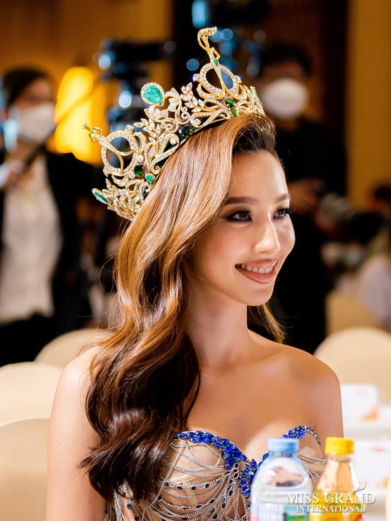 Hoa hậu Thùy Tiên đẹp kiêu sa như nữ thần - Ảnh 8.