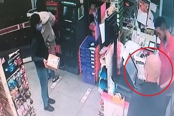 Tên cướp xông vào đe dọa 'Ta là cướp đây' nhưng lại ngoan ngoãn xếp hàng chờ tới lượt trước quầy thanh toán - Ảnh 1.