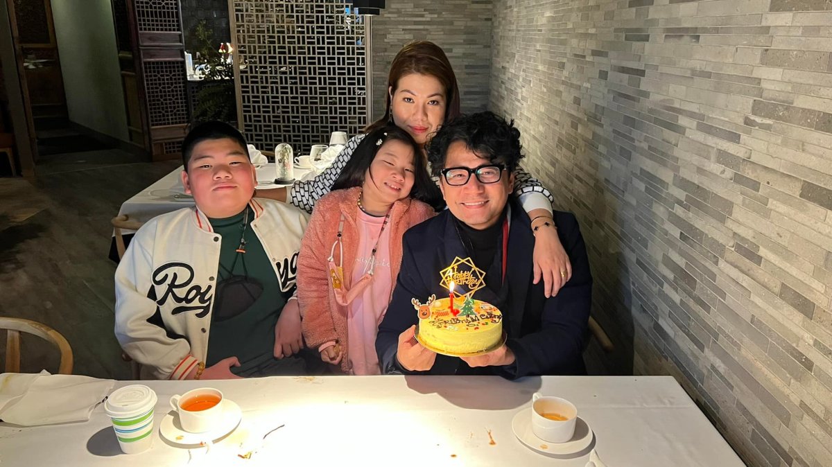 Trương Minh Cường mừng sinh nhật bên vợ cũ và hai con - Ảnh 1.