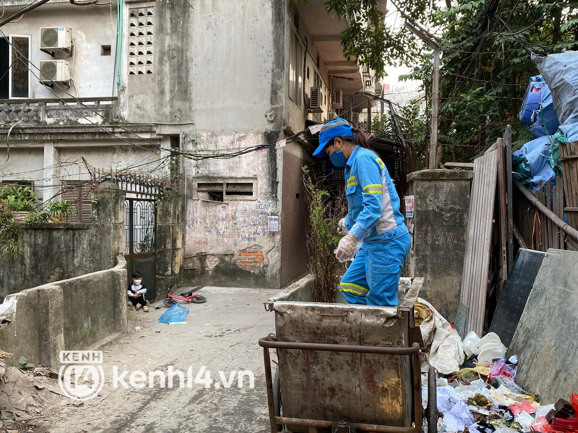 Hà Nội 23h đêm, bé trai 2 tuổi vẫn lang thang cùng mẹ lao công đi gom rác: Cực chẳng đã, tôi mới phải đưa theo con đi làm cùng - Ảnh 8.