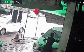 Thanh ni&ecirc;n l&aacute;i exciter lao như bay v&agrave;o gầm xe tải: Hiện trường g&acirc;y &aacute;m ảnh - Ảnh 1.