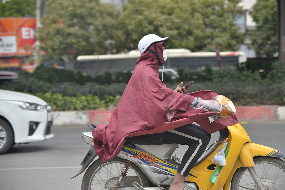 Nhiệt độ giảm sâu, người dân Hà Nội co ro trong trang phục đại hàn  - Ảnh 11.