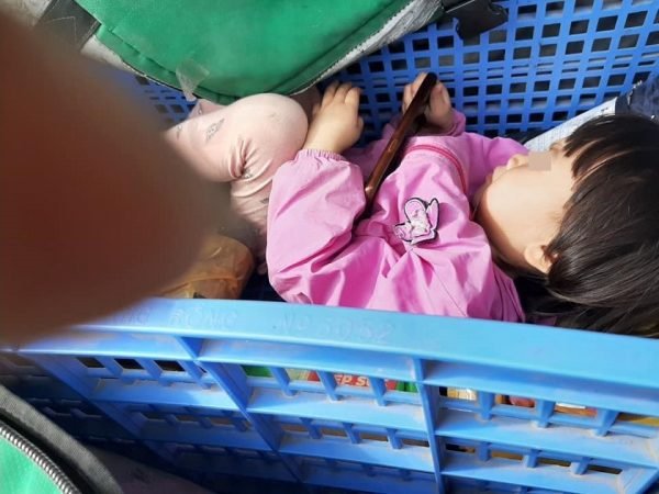Hình ảnh ông bố shipper đưa con cùng mưu sinh ngày rét buốn khiến ai cũng nghẹn ngào - Ảnh 5.