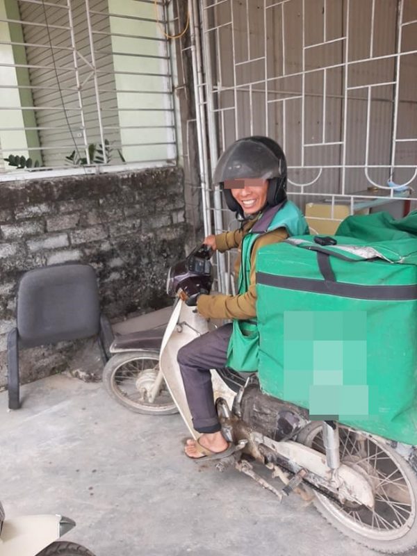 Hình ảnh ông bố shipper đưa con cùng mưu sinh ngày rét buốn khiến ai cũng nghẹn ngào - Ảnh 4.