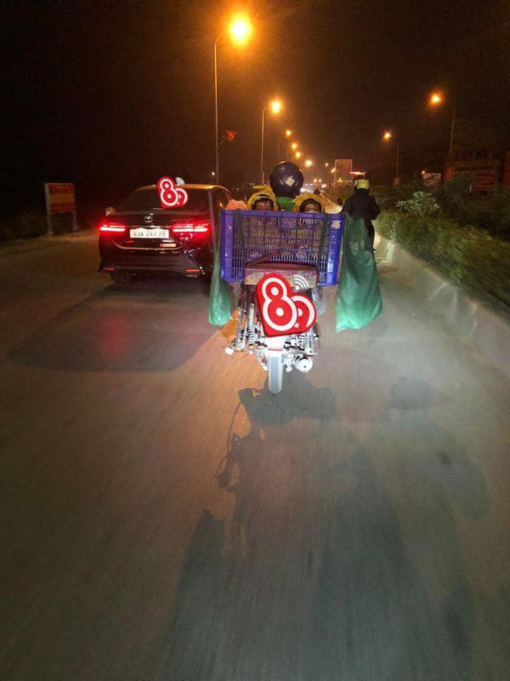 Hình ảnh ông bố shipper đưa con cùng mưu sinh ngày rét buốn khiến ai cũng nghẹn ngào - Ảnh 2.