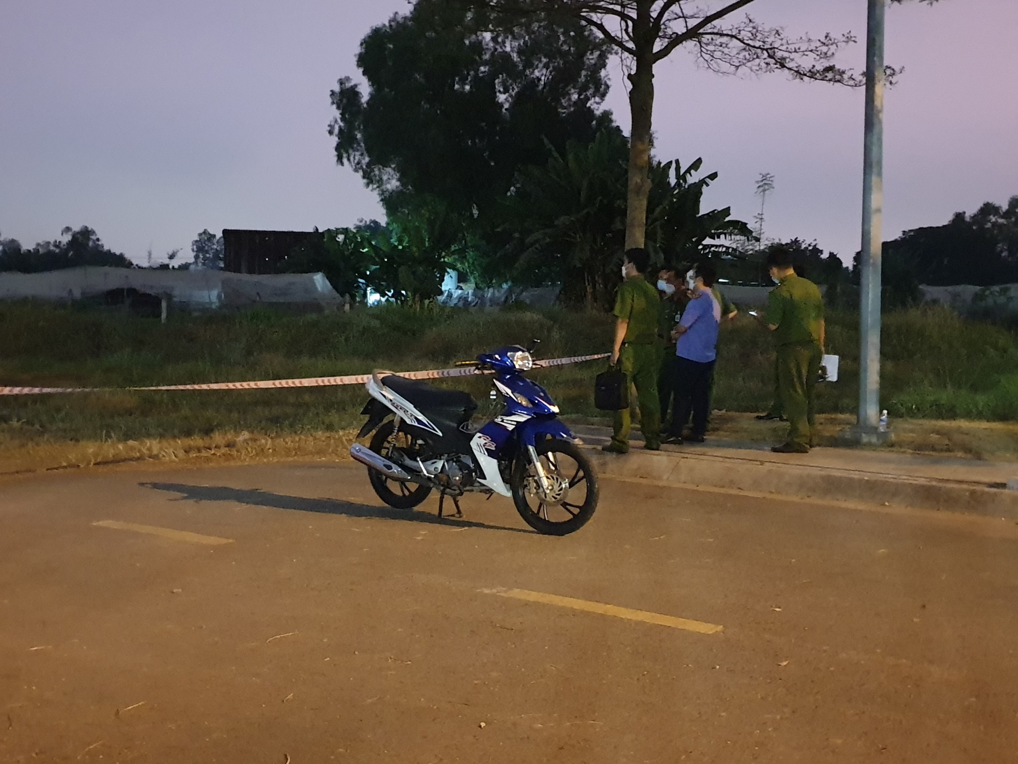 Nam thanh nằm chết bên cạnh chiếc xe máy tại bãi cỏ trong khu công nghiệp - Ảnh 1. Nam thanh nằm chết bên cạnh chiếc xe máy tại bãi cỏ trong khu công nghiệp - Ảnh 1.