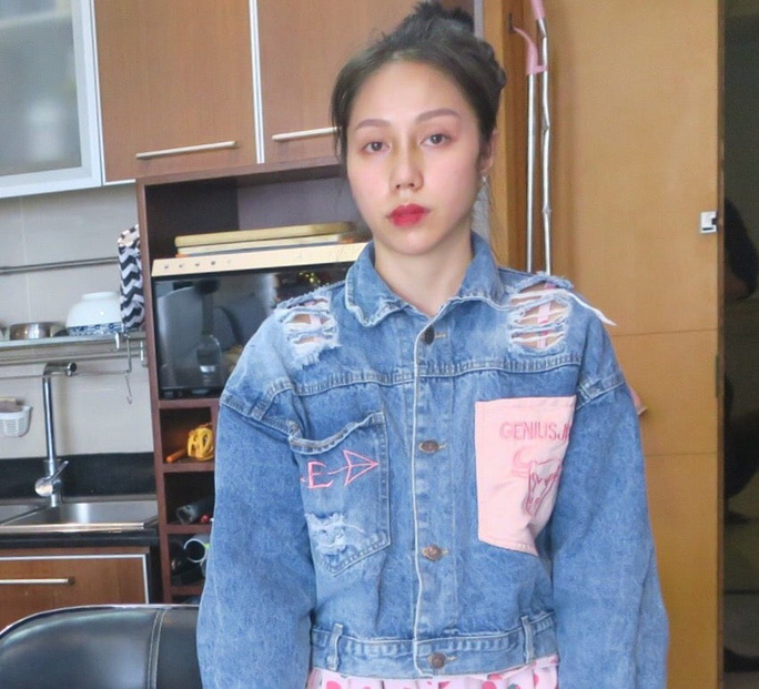 Vụ bạo h&agrave;nh b&eacute; g&aacute;i 8 tuổi đến chết ở TPHCM: Khởi tố "d&igrave; ghẻ", mẹ nạn nh&acirc;n l&agrave;m đơn tố c&aacute;o - Ảnh 1.