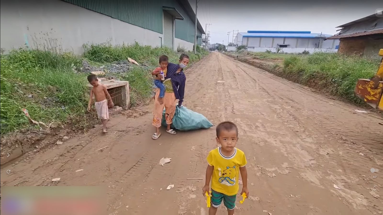 Tiểu thư nhà giàu dứt áo theo chồng nghèo, 8 năm sau nhặt ve chai nuôi đàn con thơ - Ảnh 1.