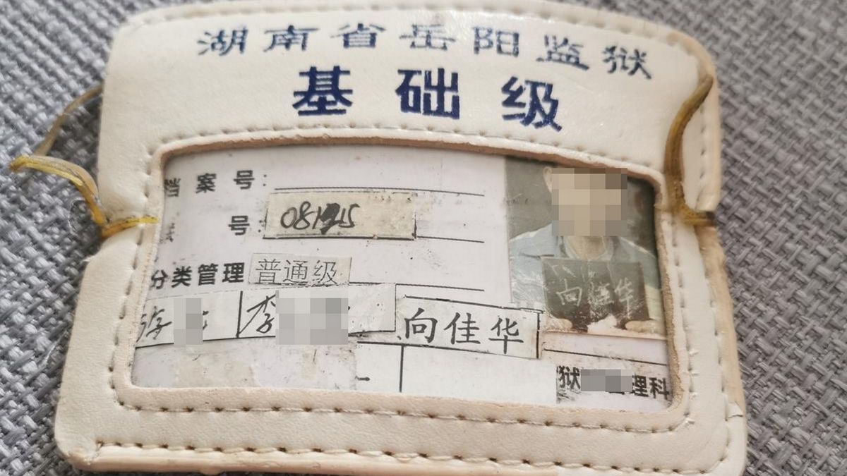 Phấn khởi mua được chiếc áo khoác màu đen giá rẻ, cô gái hốt hoảng khi lật mở bên trong, vội vàng gọi điện cầu cứu cảnh sát - Ảnh 2. Phấn khởi mua được chiếc áo khoác màu đen giá rẻ, cô gái hốt hoảng khi lật mở bên trong, vội vàng gọi điện cầu cứu cảnh sát - Ảnh 2.