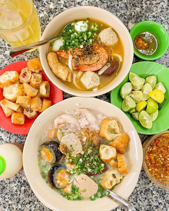 Tiệm bánh canh, cháo 'ế' hút khách ở Sài Gòn - Ảnh 1.