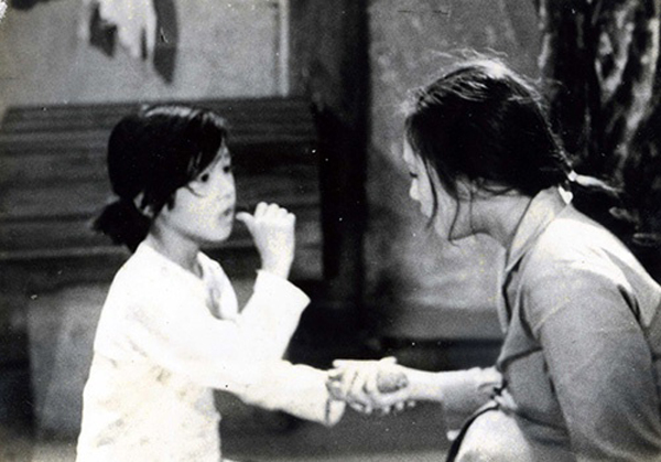 Vân Dung - cô bé bán báo trong &quot;Biệt động Sài Gòn&quot;: 18 tháng tuổi đóng phim và sự rẽ ngang hiện tại khiến khán giả ngỡ ngàng - Ảnh 6.